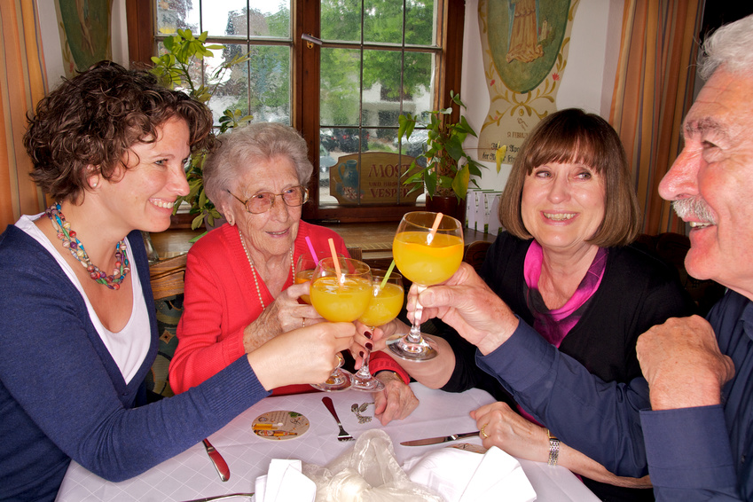 Familie beim Feiern