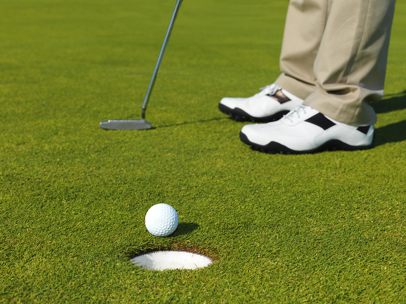 Golfer beim putten