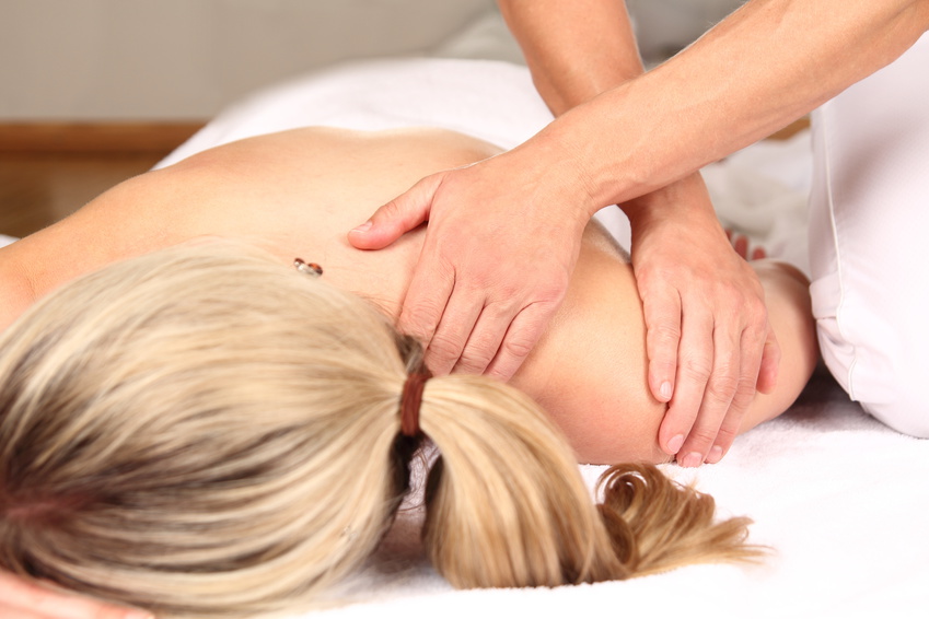 Frau geniesst professionelle Massage