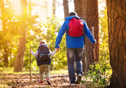 Vater und Sohn wandern