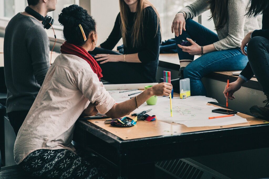 Teilnehmer eines Workshops beim Gespräch