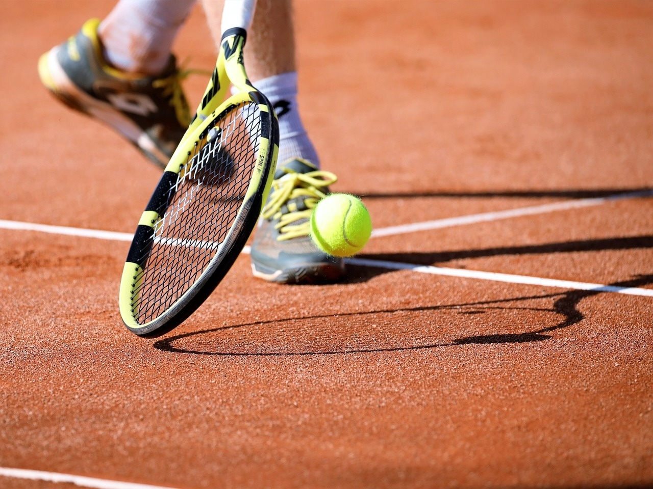 Tennisschläger und Ball
